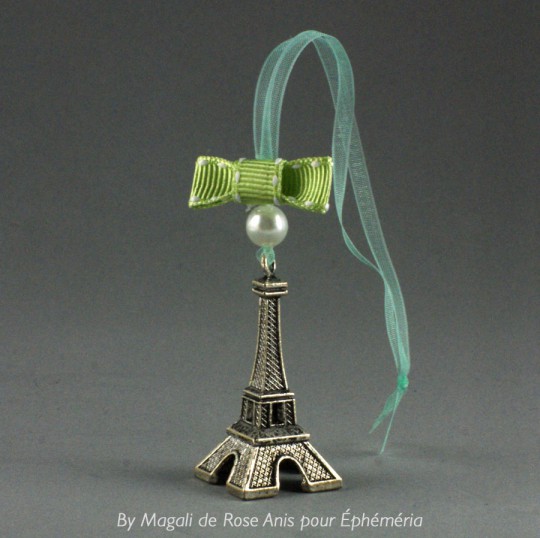 Breloque- grigri tour Eiffel By Magali de Rose Anis pour Éphéméria