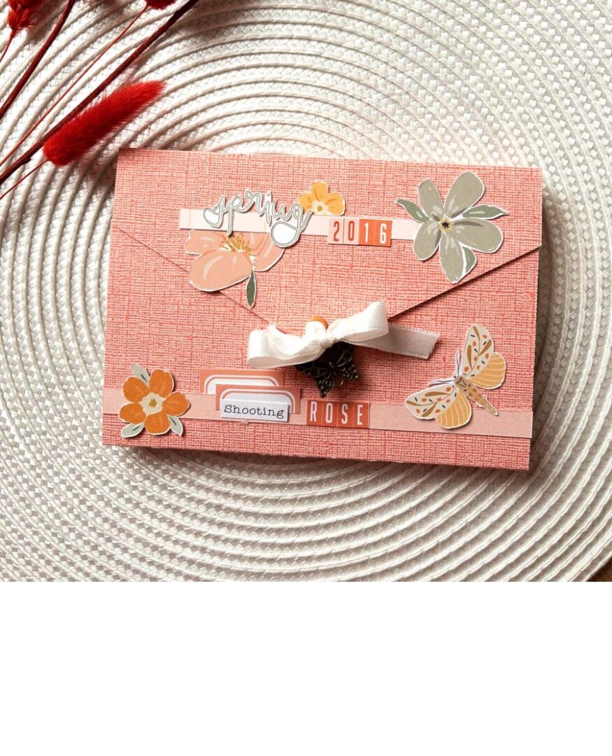 Mini album de scrapbooking dans une enveloppe rose