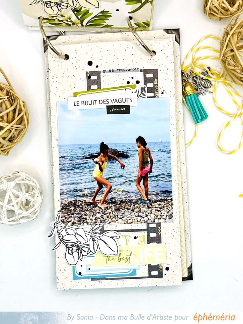 Mini album de scrapbooking avec des photos de plage, dans les tons bleu, vert et jaune.