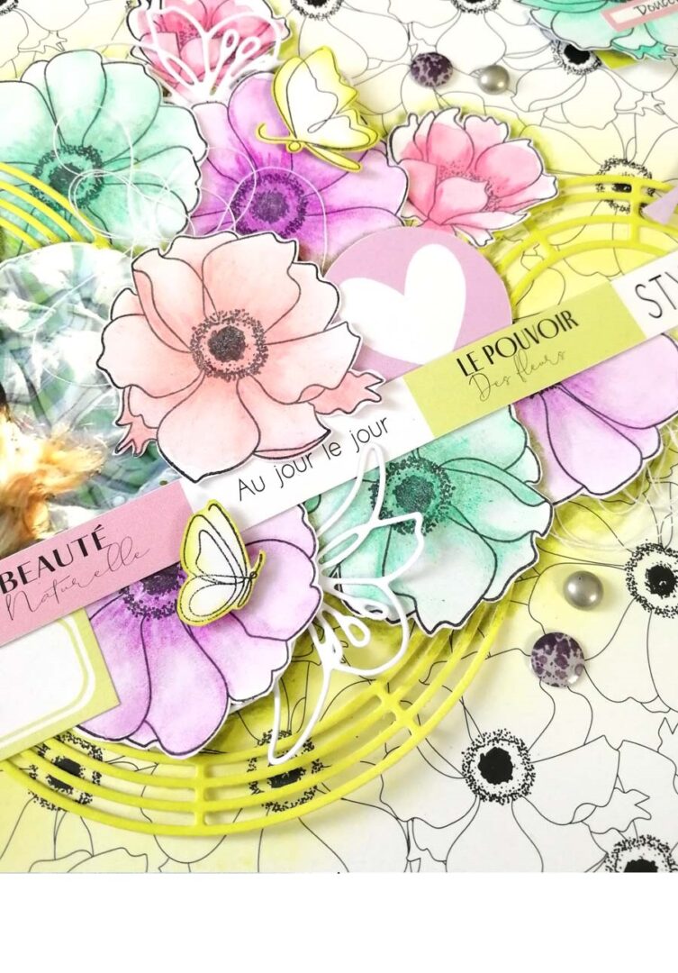 Page de scrapbooking avec des fleurs détourées au tons pastels