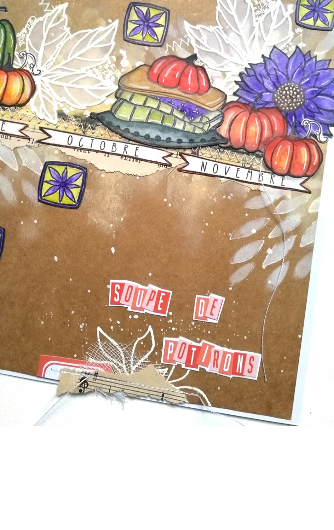 Page de scrapbooking au fond kraft sur le thème de l'automne avec des tampons de citrouille