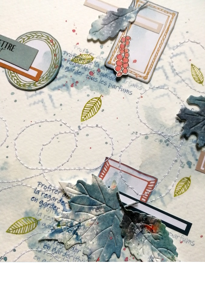 Page de scrapbooking avec des feuilles d'automne aux tons de bleu