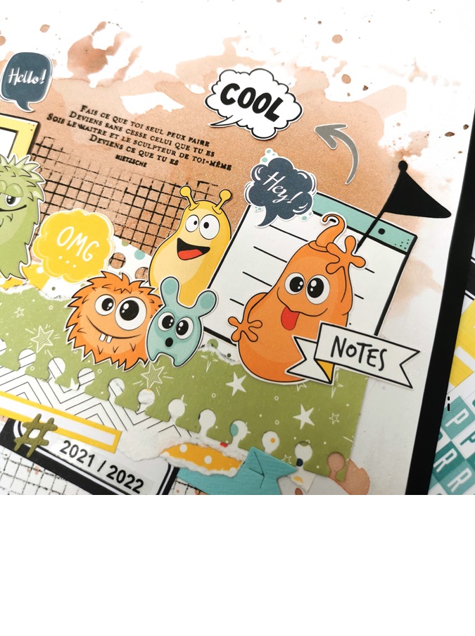 Page de scrapbooking avec des petits monstres colorés