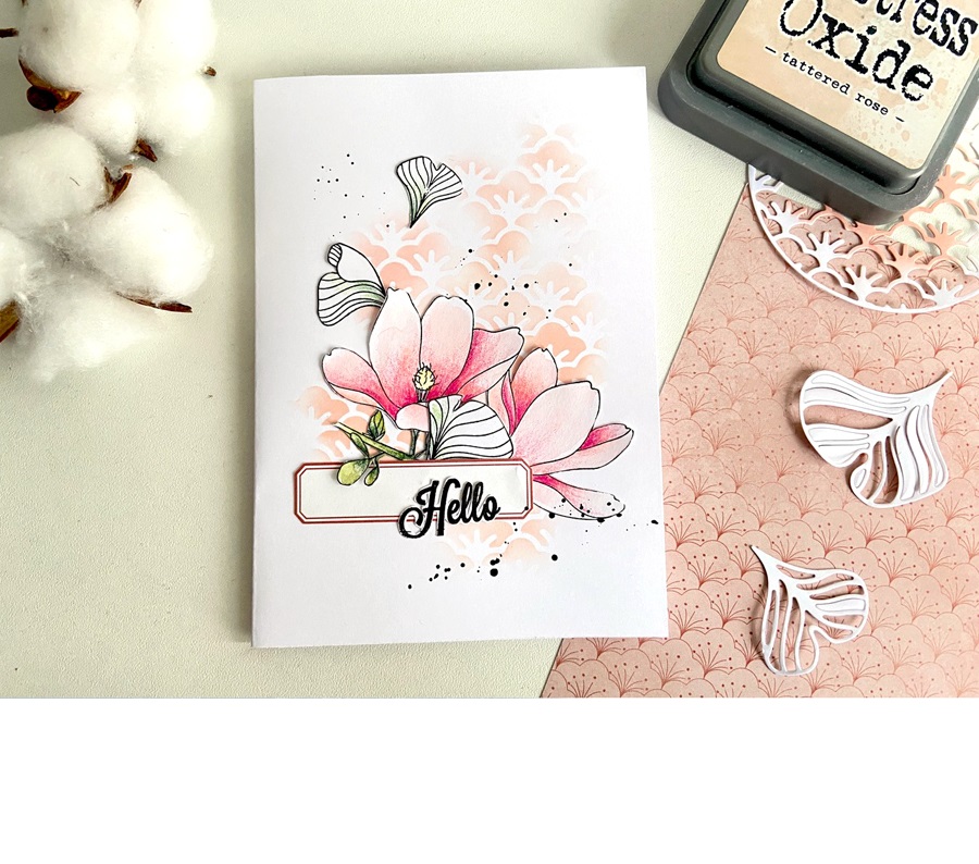 carte en scrapbooking avec des fleurs de magnolia tamponnées